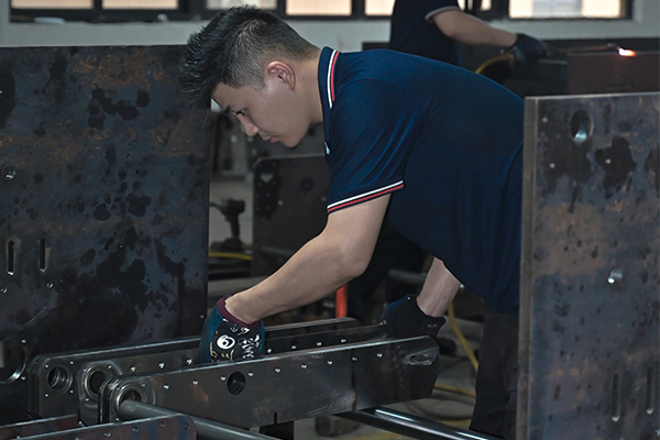 全自動糊盒機(jī)糊盒效果號，密封性強(qiáng)，要保證糊盒機(jī)的使用壽命，在使用糊盒機(jī)也需要對傳送帶進(jìn)行日常保養(yǎng)？